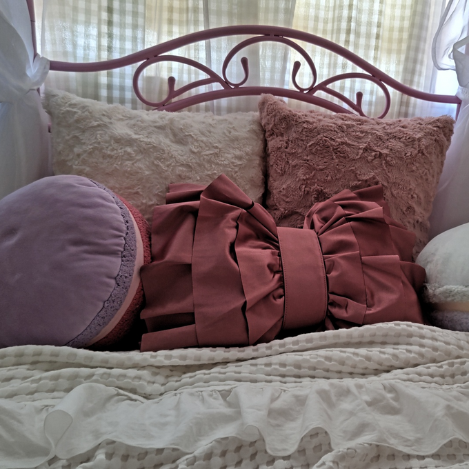 見た目が可愛いクッションを取り入れて大人可愛いベッドルームに