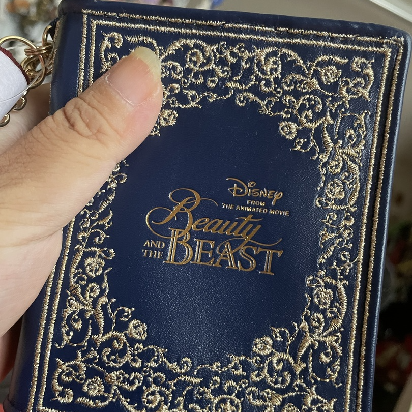 美女と野獣』の物語が綴られた本をイメージしたバッグチャームとしても