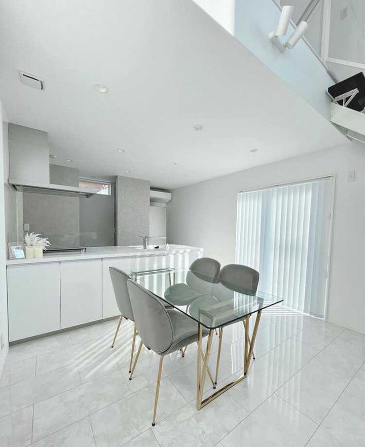 高級感のあるゴールド脚部のガラステーブル | Francfranc（フラン