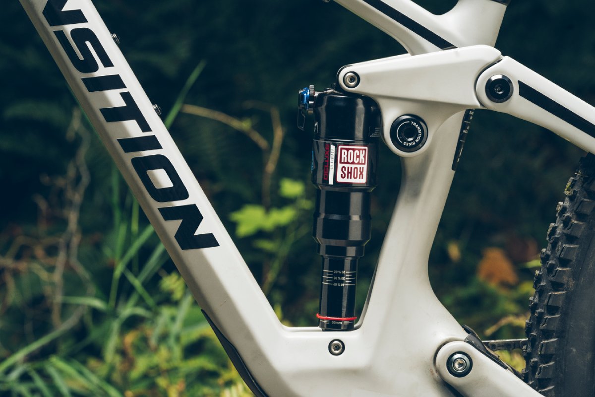 リアショック「Deluxe」を全面刷新、ブランドカラー「Electric Red」を