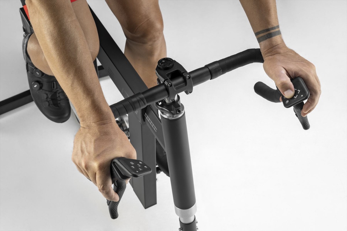 最大24％の上り坂も再現するインドアトレーニング用スマートフレーム