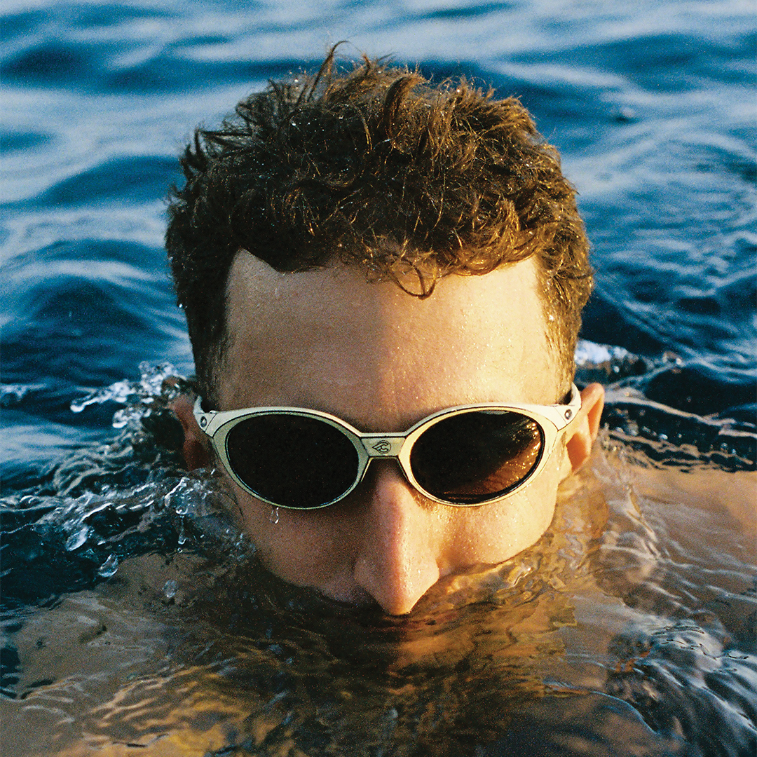 オークリーとチネリが限定コラボ「Race Worn」加工のアイウェア発表