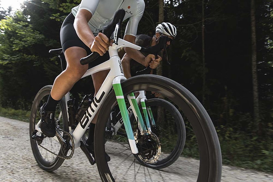 BMCから軽量グラベルレースモデル「KAIUS01 (カイウス・ゼロワン)」が