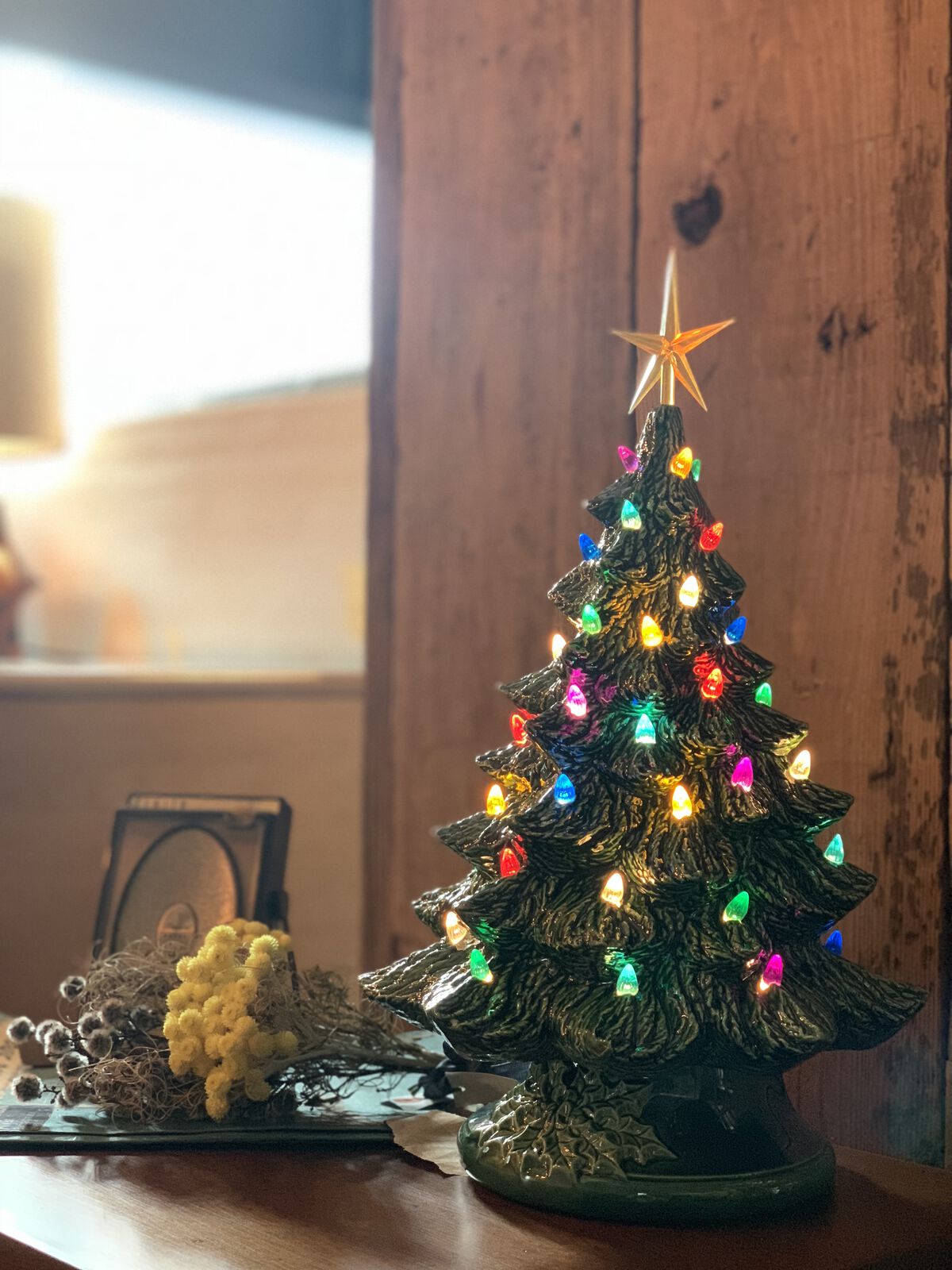 ACME Furnitureより温もりを感じる素敵なクリスマスツリーをアリゾナ