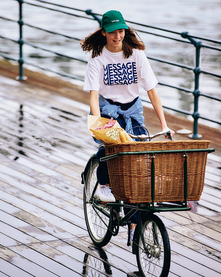 カゴが自慢のおしゃれな自転車はコーデの一部【本日のFUDGE GIRL-8月4