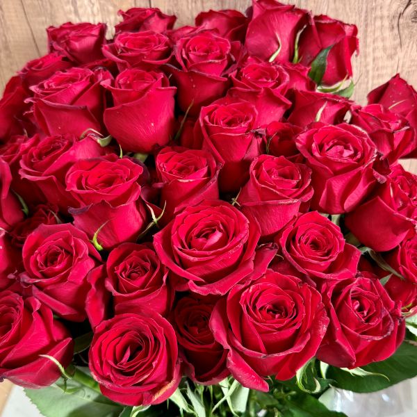 60本のバラをプリザーブドフラワーに】還暦祝いの赤いバラを敷き詰め