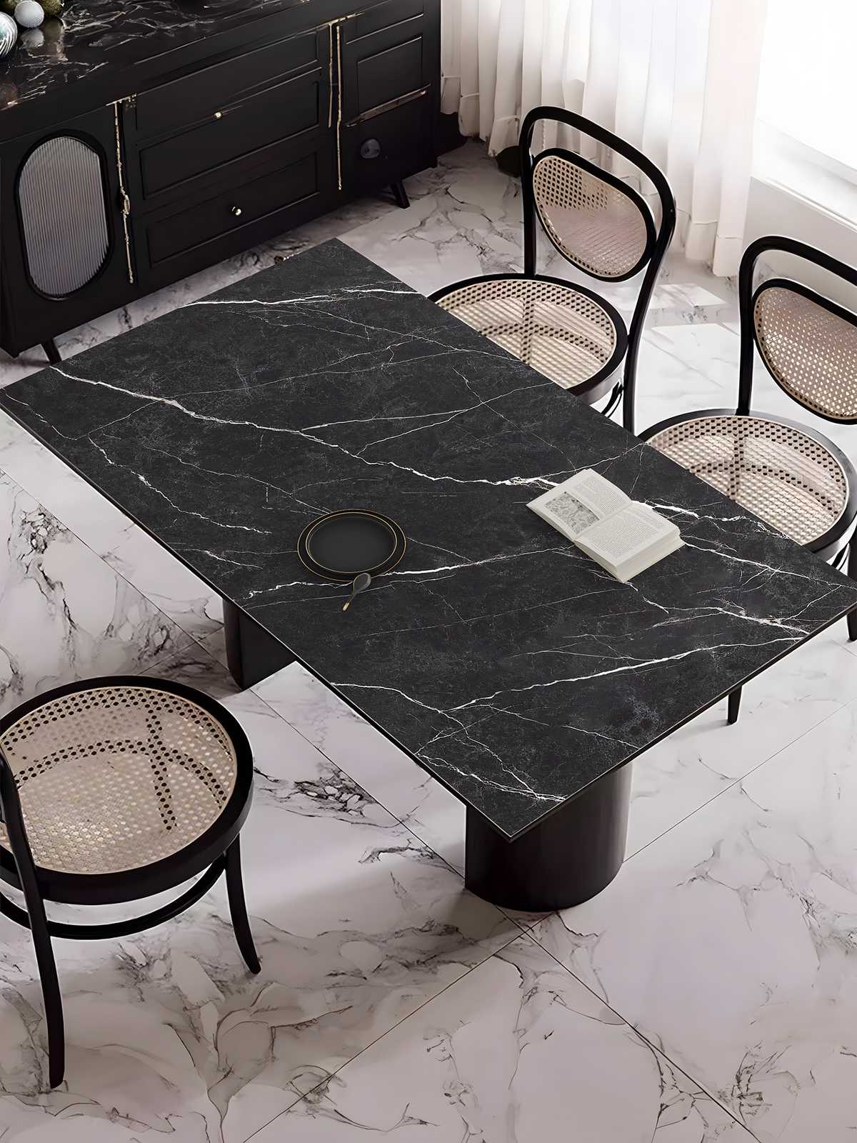 大理石テーブルを上品に保護する！高級感あふれるテーブルクロスで毎日