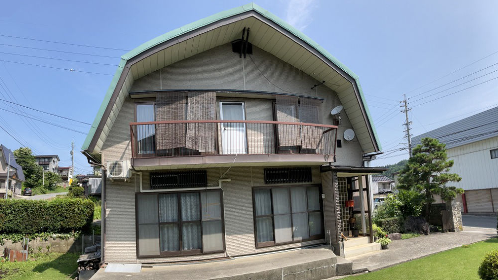 A321│別棟の車庫・物置、自家用井戸水あり 飯山地区の4DK中古住宅