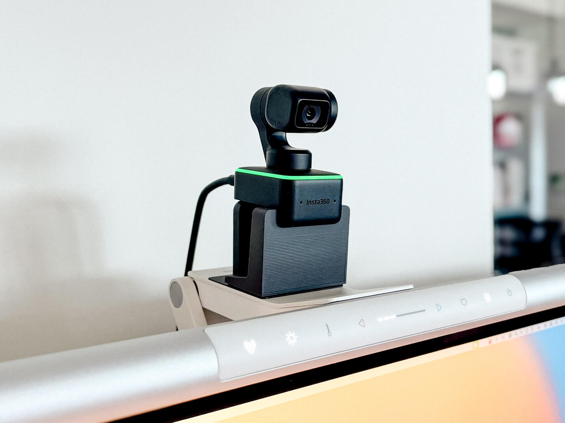 モニターライトとWebカメラを併用。設置場所が重なる問題を、BenQの