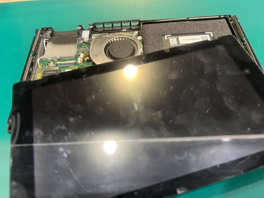 Nintendo Switch（ニンテンドースイッチ）の液晶が真っ暗？画面交換で