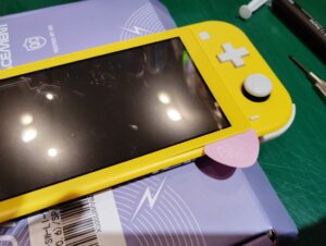 Switch Lite】画面がキズだらけになったスイッチライト、パネル交換