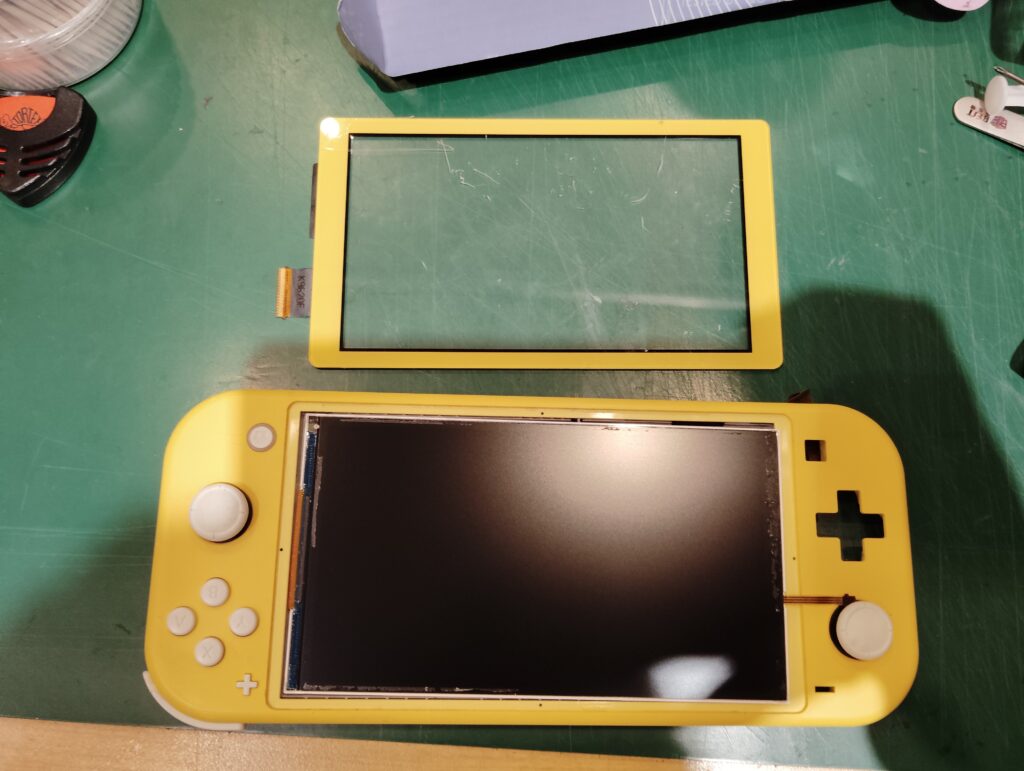 Switch Lite】画面がキズだらけになったスイッチライト、パネル交換
