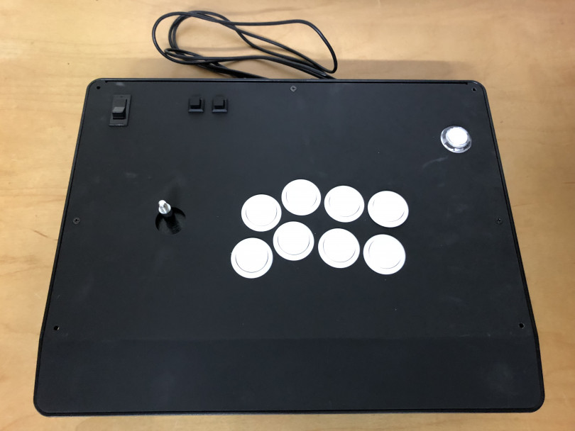 アーケードパーツの老舗・三和電子によるオリジナルアケコン「MoNo