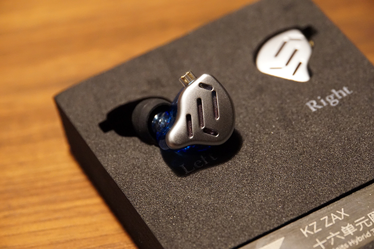 KZ ZAX レビュー】KZ ZSXと全然違うぞ。広い音場と深い低音域が艶よく