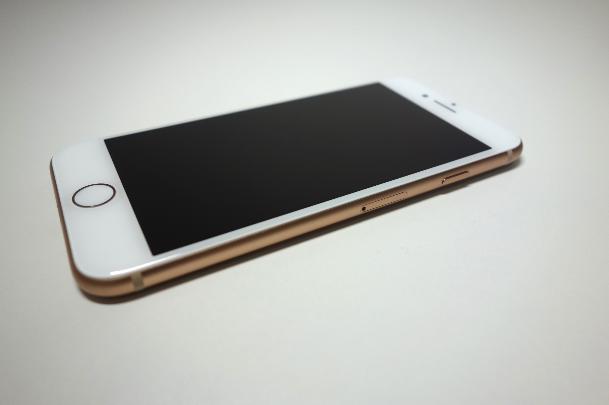 iPhone XにはないiPhone 8限定色「ゴールド」を写真でレビュー