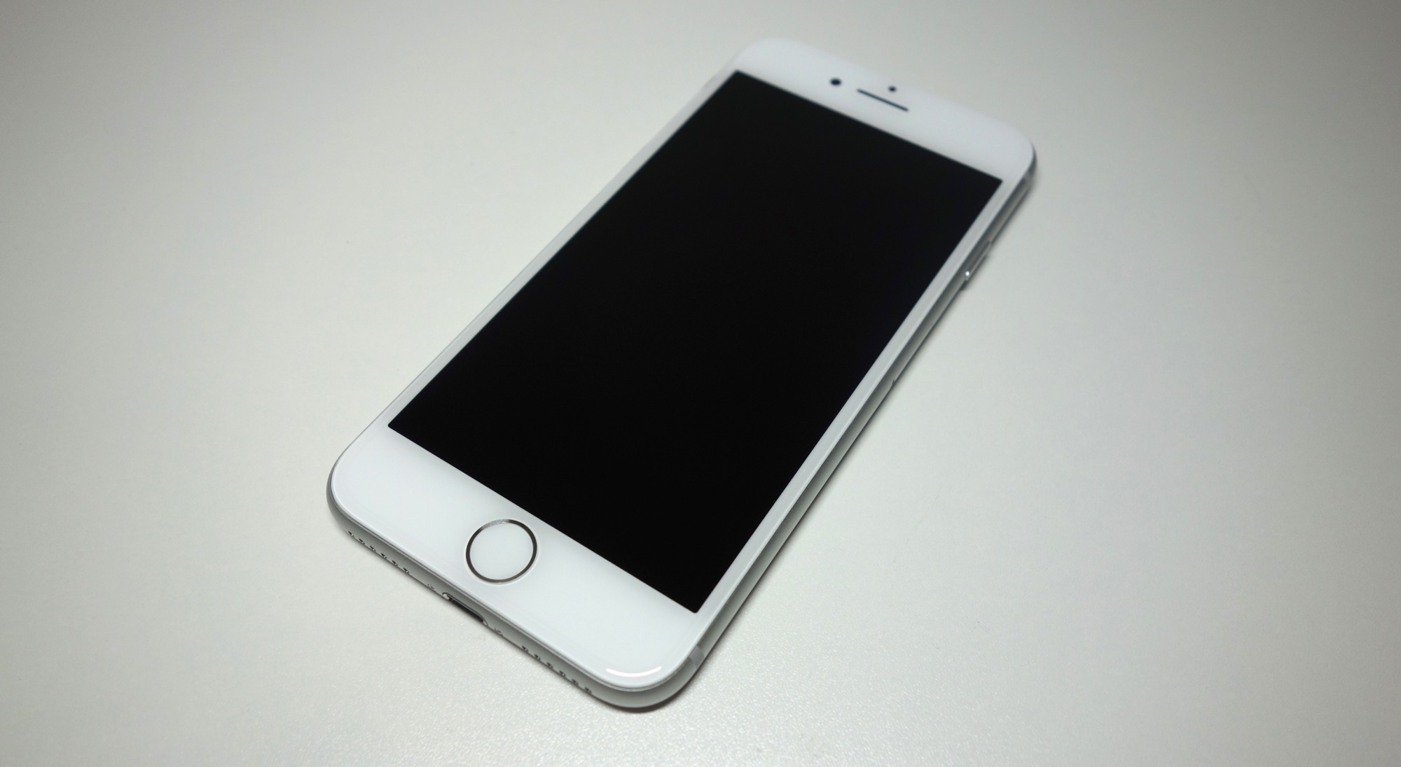 iPhone 8のデザインを「シルバー」の実機でレビュー。歴代4.7インチ