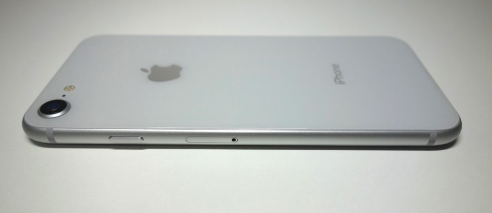 iPhone 8のデザインを「シルバー」の実機でレビュー。歴代4.7インチ