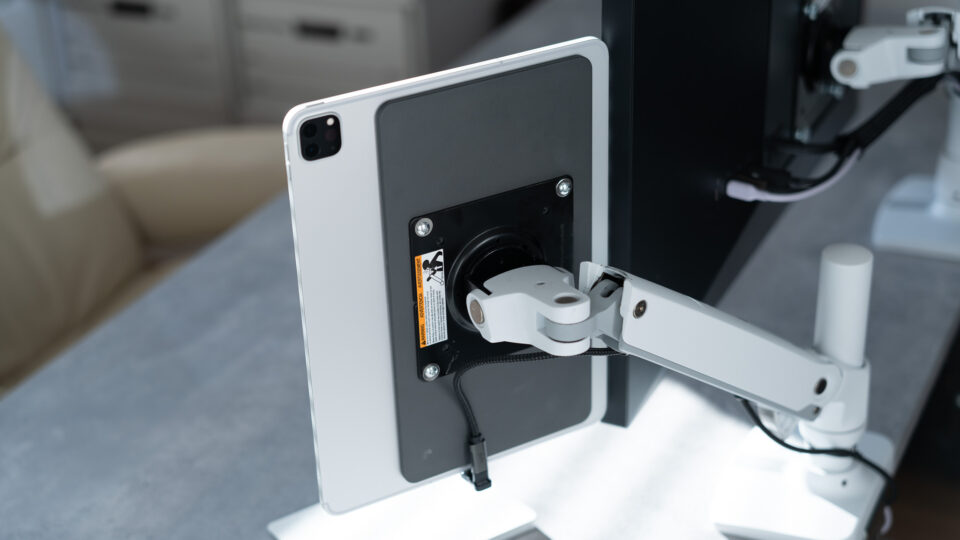 iPadをMac環境の一部にできる強力な製品。iPadを磁力でVESAマウント