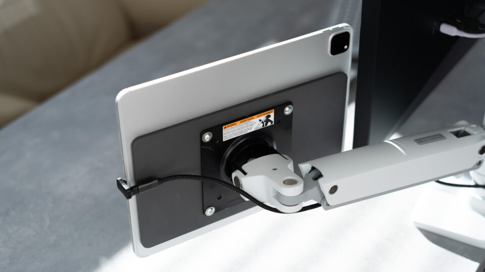 iPadをMac環境の一部にできる強力な製品。iPadを磁力でVESAマウント