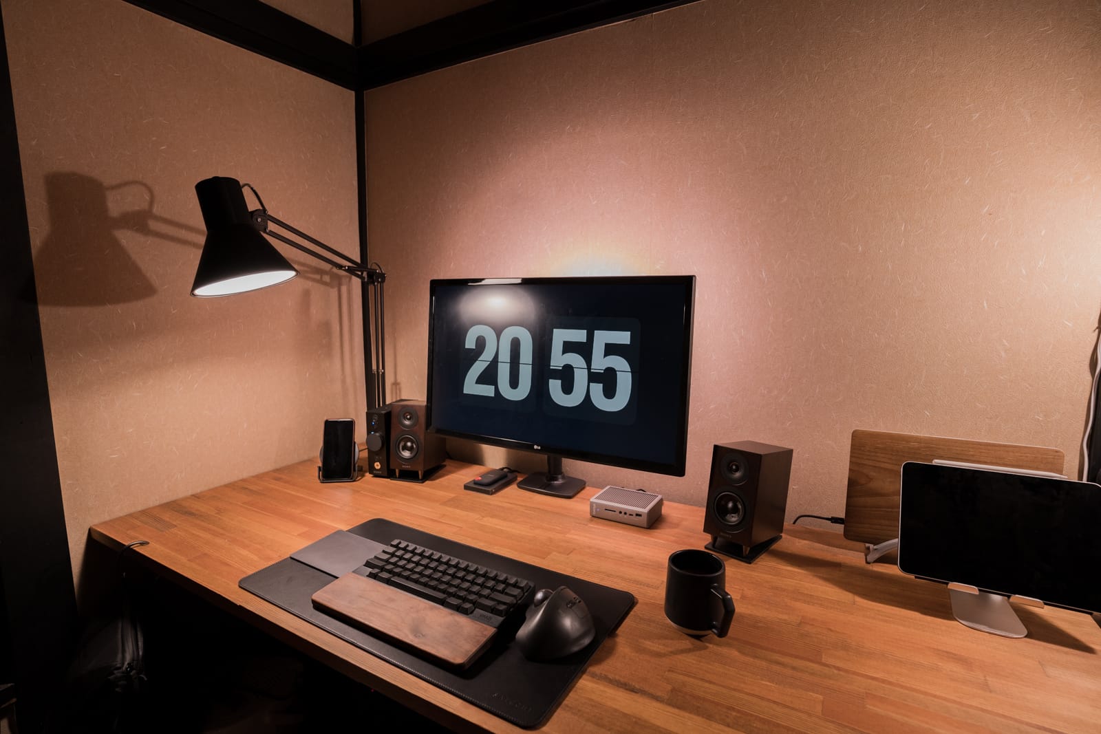 モニター裏に貼り付けてオシャレデスクを演出できる『Philips Hue Play