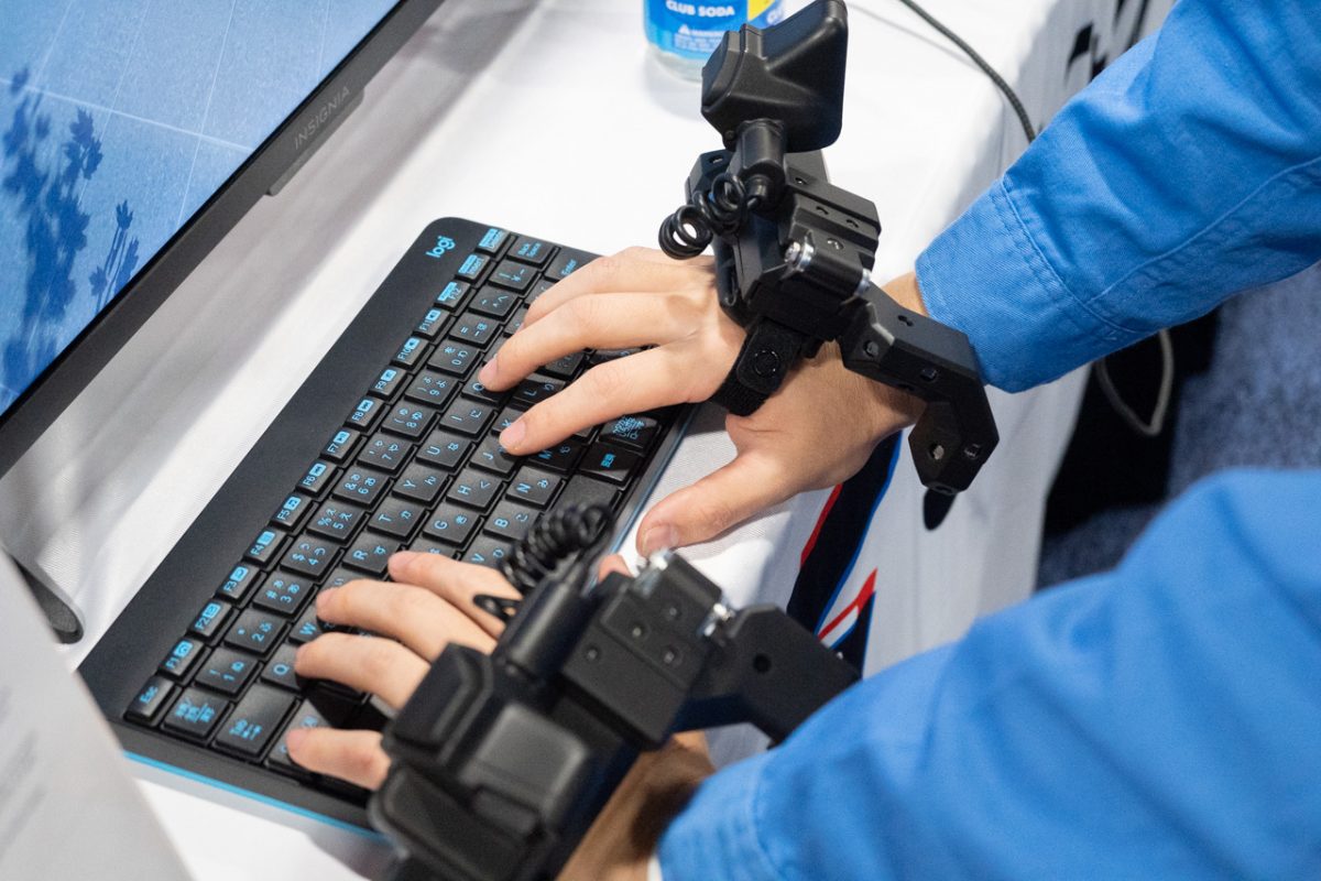 ボトルを持ったり楽器演奏したりできるVRコントローラー、Shiftall