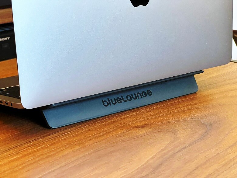 Bluelounge Kickflip レビュー】貼るだけ装着で進化する！角度調整と熱