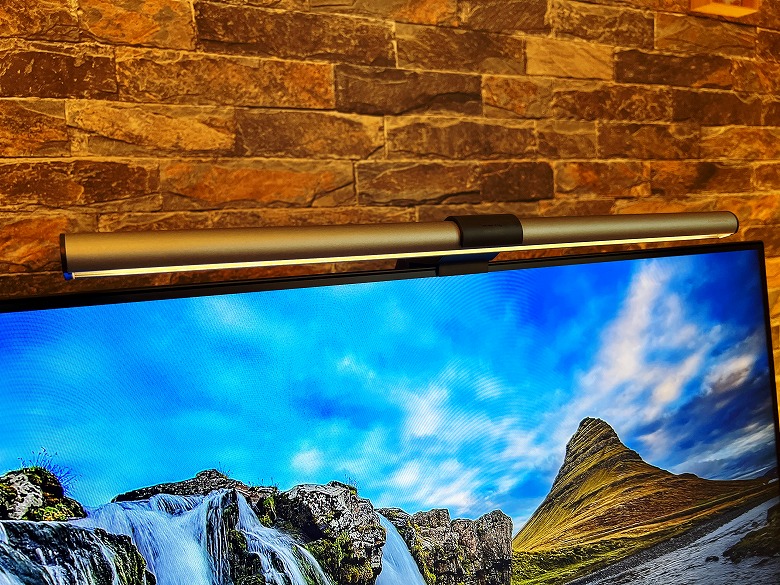 BenQ ScreenBar Plus レビュー】快適なPCデスクの必需品！モニターの