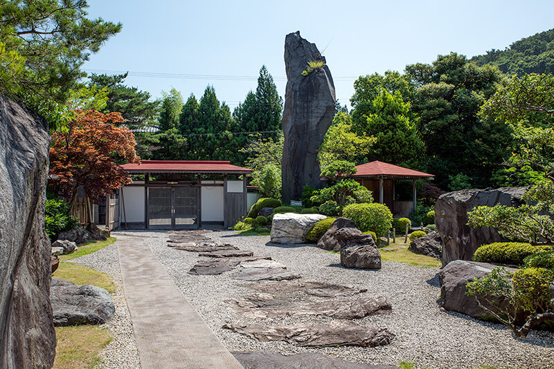 玉翠園 石組と滝の美しさに目を奪われる鑑賞式庭園 -庭園ガイド