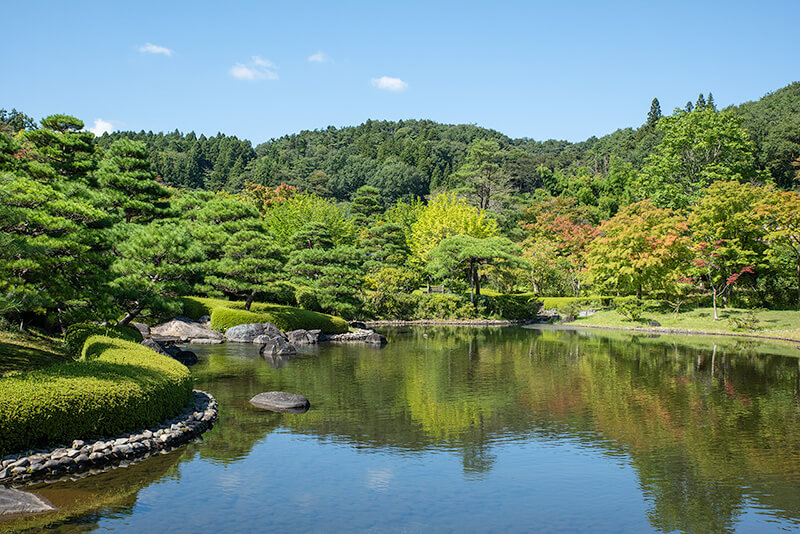 翠楽苑 借景の美しい池泉回遊式庭園 -庭園ガイド