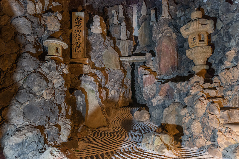 徳明園 洞窟観音内にある山水画的な石組がハイライト -庭園ガイド