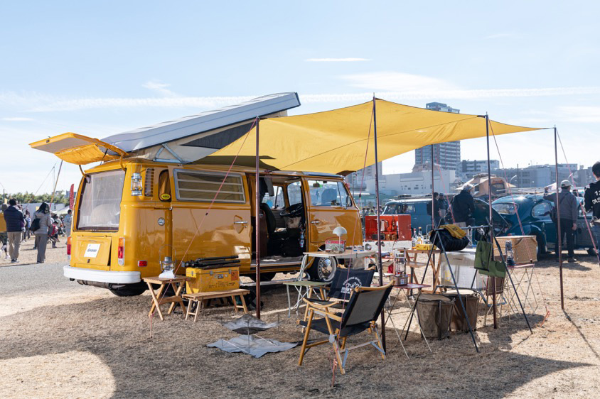 キャンピングカー仕様の1976年式ワーゲンバスは、クルマもアウトドアも