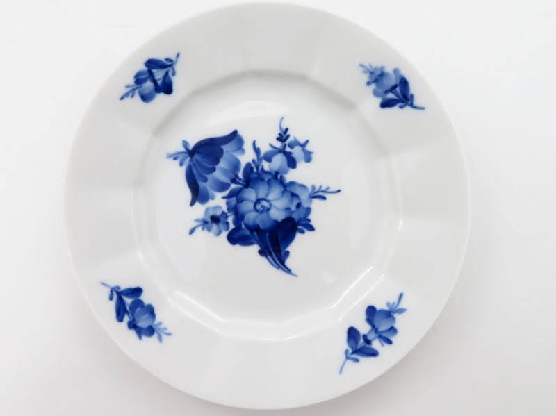 ロイヤルコペンハーゲンのブルーフラワーは3種類。写真を交えて徹底比較。