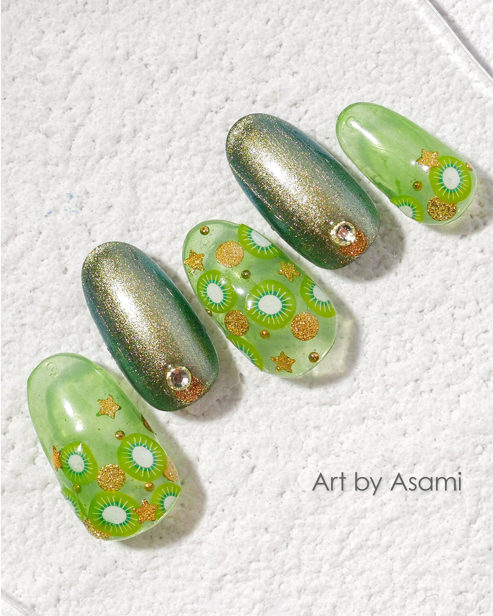 2024年最新】フルーツネイルデザイン5選！パーツの取り入れ方や