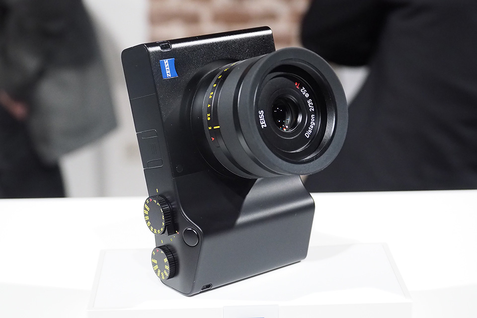 カールツァイスがフルサイズコンデジ「ZEISS ZX1」発表！Adobe