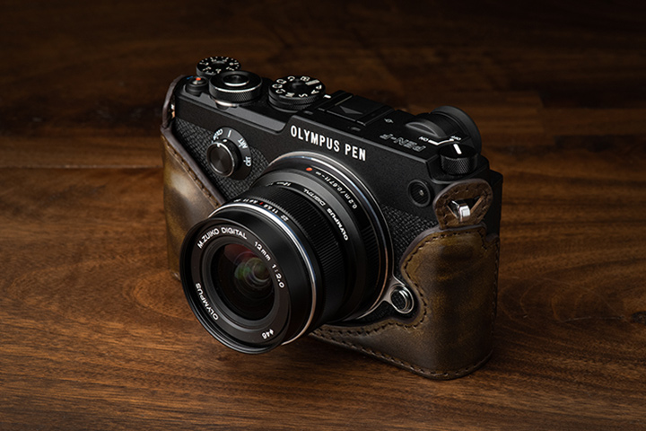 クラシカルなカメラに似合うビンテージ風レザーケースで、オンリーワン