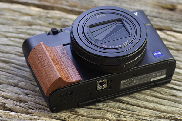 ぬくもりのある木製グリップで握り心地＆指がかりアップ！ソニーRX100