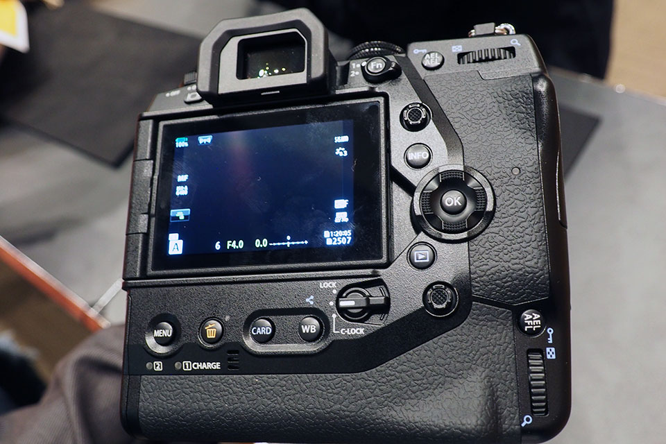 オリンパス最強ミラーレス「OM-D E-M1X」に触ってきた！ | CAPA CAMERA WEB