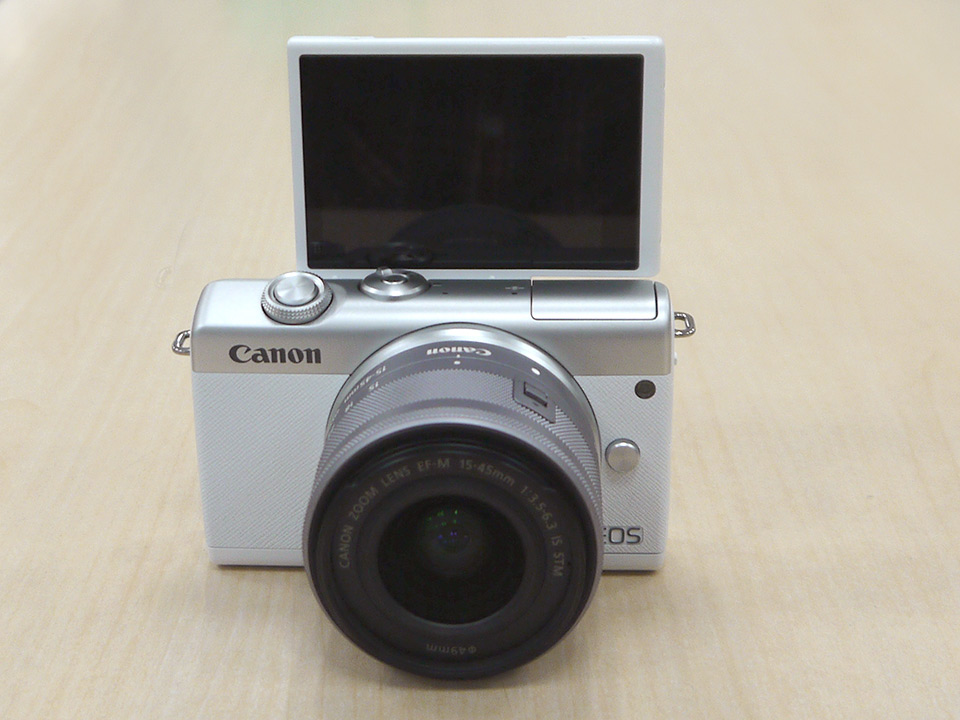 毎日持ち歩きたくなる お手頃価格の小型軽量ミラーレス「キヤノン EOS