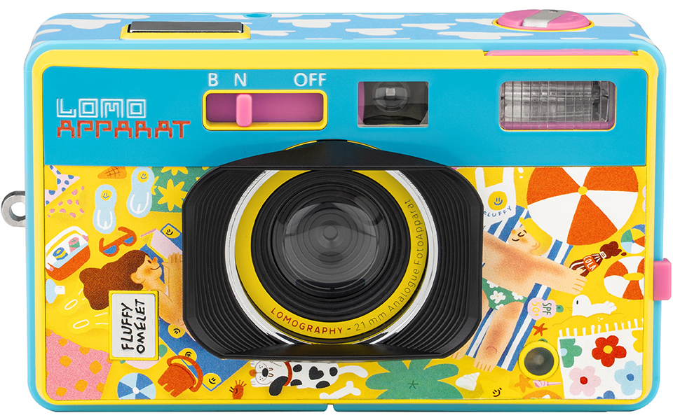 タイのアーティストとコラボしたポップな超広角フィルムカメラ