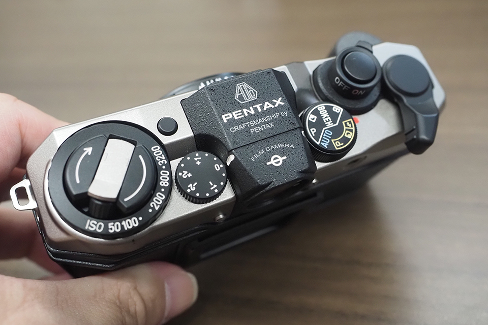 ついに姿を現わしたフィルムコンパクトカメラ「PENTAX 17」ハンズオン