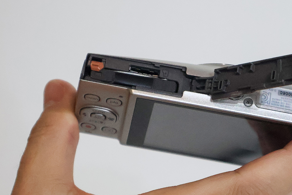 microSD対応になったスリムなコンパクトデジタルカメラ「キヤノン IXY