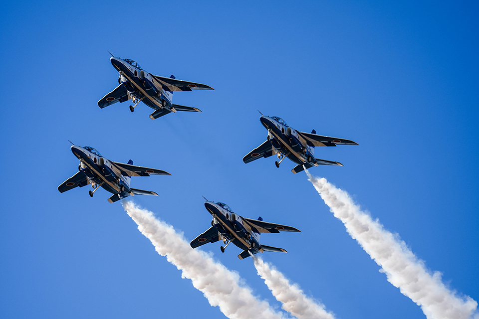 実写レビュー】撮影枚数7千枚！ ブルーインパルス撮影で「ソニー α7 V