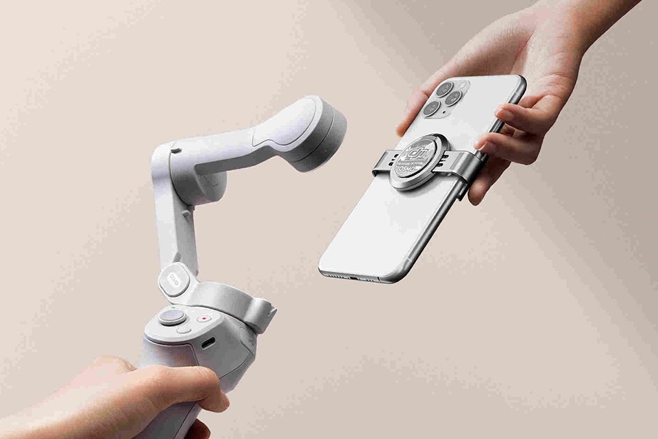 マグネットでカンタン着脱、手軽にプロっぽく撮影できるスマホ用