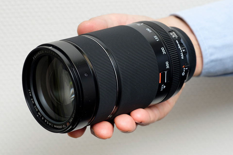 手ブレ補正5.5段、マクロ撮影もできる望遠ズームレンズ「XF70-300mmF4