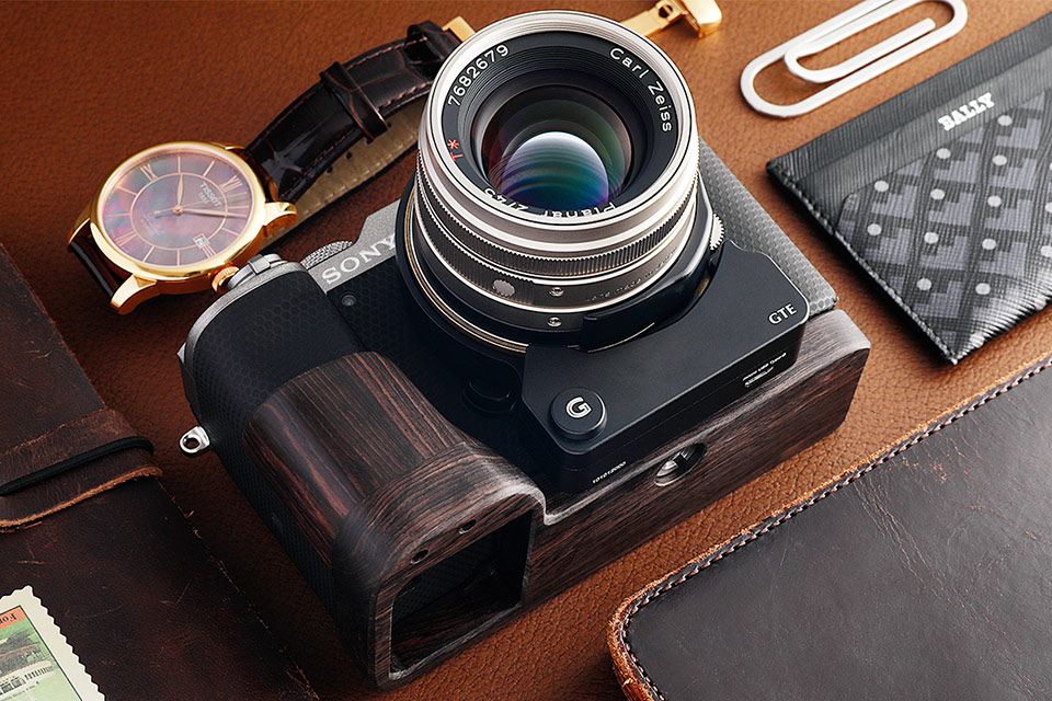 使い込むほどに光沢が増すシックな黒檀製カメラグリップの「α7C」用と