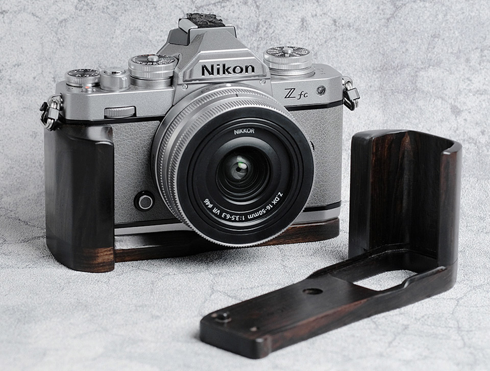 ニコン「Z fc」のホールド感アップ！ 手にしっくりなじむウッド