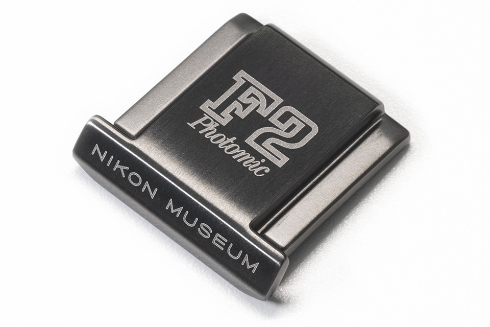 カメラを名機のロゴで飾ろう！「ニコンF2誕生50周年記念アクセサリー