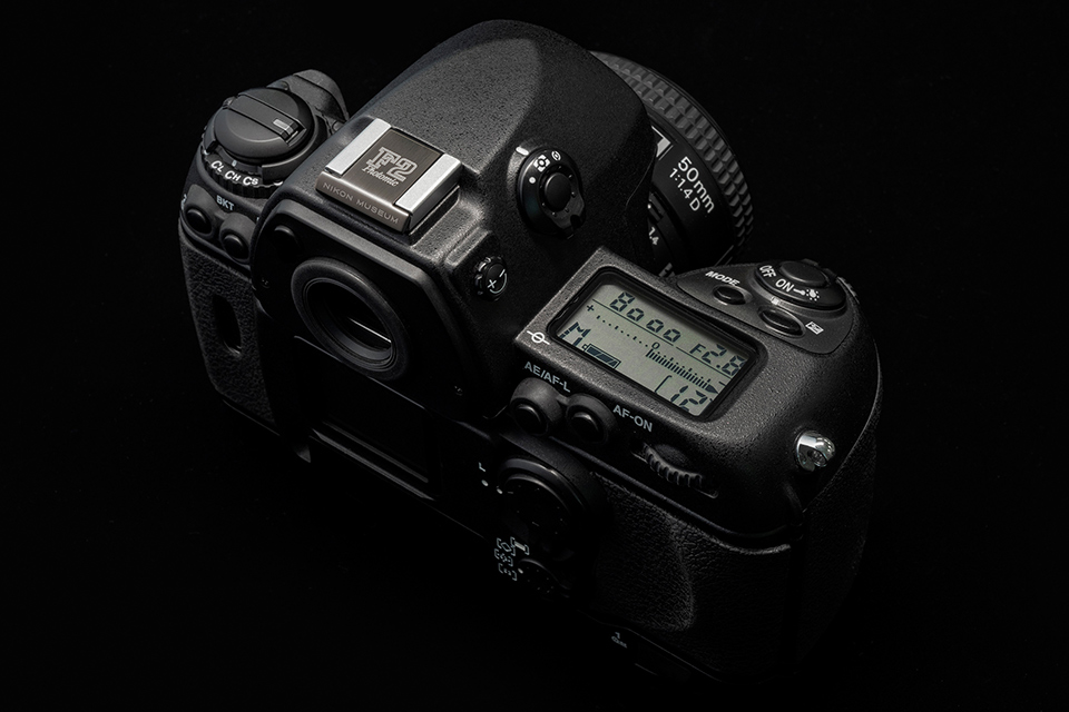 カメラを名機のロゴで飾ろう！「ニコンF2誕生50周年記念アクセサリー