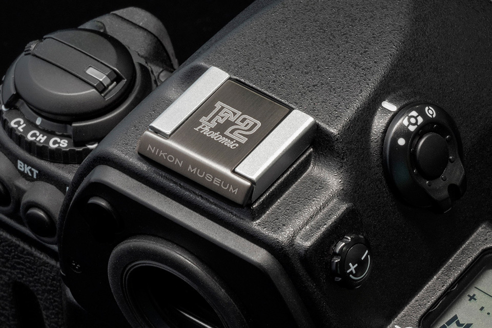 カメラを名機のロゴで飾ろう！「ニコンF2誕生50周年記念アクセサリー