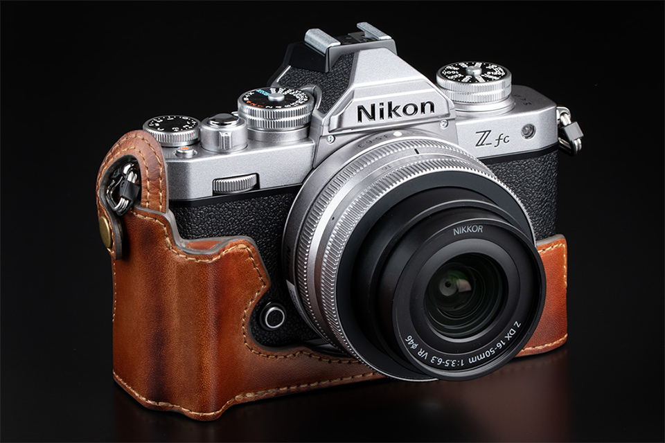 クラシカルな「Z fc」を引き立てるレザーの重厚感！ ホールド感も
